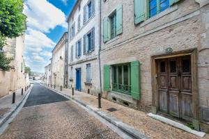 una calle vacía en un callejón con edificios en le romantique, hyper centre, en Périgueux