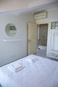 Кровать или кровати в номере Kaplan Luxury Flat - 3 Bedrooms with air conditioning & heating in the City