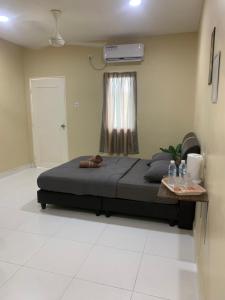 een slaapkamer met een bed en een tafel. bij Maze Roomstay Langkawi in Pantai Cenang