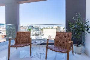 2 sillas y mesa en un balcón con vistas en Latte's Prime 1-Bedroom Apartment in Larnaca en Lárnaca