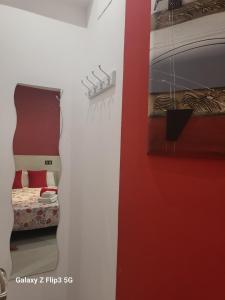 Pokój z łóżkiem i lustrem na ścianie w obiekcie Hostal Inn Madrid w Madrycie