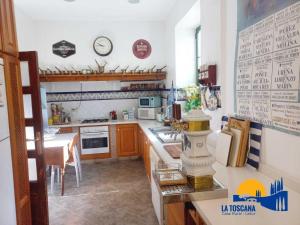 a kitchen with a table and a counter top at La Toscana de Letur in Letur