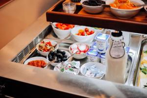 um frigorífico cheio de diferentes tipos de alimentos e bebidas em HOTEL ANGEL SOFIA em Falticeni