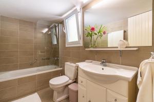 une salle de bain avec toilettes, lavabo et baignoire dans l'établissement Villa Armonia, à Pyrgi 24 autres photos