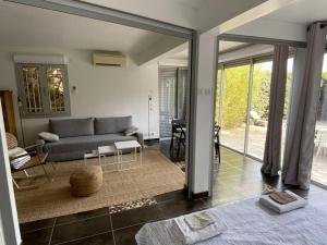 Χώρος καθιστικού στο Maisonnette climatisée à 10 m de la plage de la péguière