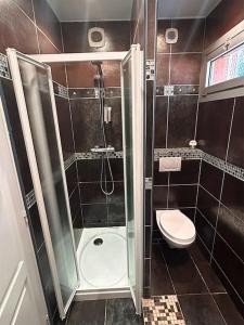 Ένα μπάνιο στο Maisonnette climatisée à 10 m de la plage de la péguière +2 φωτογραφίες