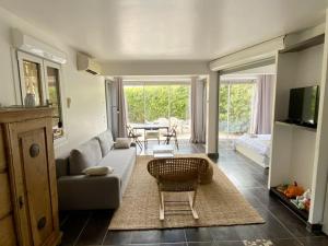 Μια τηλεόραση ή/και κέντρο ψυχαγωγίας στο Maisonnette climatisée à 10 m de la plage de la péguière