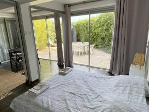 Ένα ή περισσότερα κρεβάτια σε δωμάτιο στο Maisonnette climatisée à 10 m de la plage de la péguière