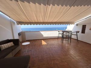 sala de estar con vistas al océano en Apartamento en Los Cristianos en Los Cristianos