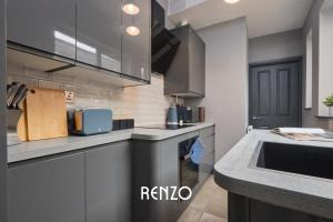 Dapur atau dapur kecil di Stunning 1-bed Apartment in Derby by Renzo, Free Wi-Fi, Sofa Bed, Sleeps 3!