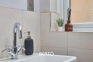 Et bad på Stunning 1-bed Apartment in Derby by Renzo, Free Wi-Fi, Sofa Bed, Sleeps 3!