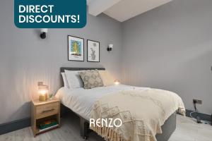 1 dormitorio con 1 cama y mesita de noche con un cartel que ofrece descuentos directos en Stunning 1-bed Apartment in Derby by Renzo, Free Wi-Fi, Sofa Bed, Sleeps 3!, en Derby