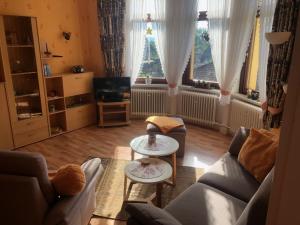 sala de estar con sofá y mesa en Haus Gertrud, en Bad Sachsa