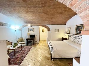 - une chambre avec un lit et un bureau dans l'établissement Fonte 6: Centro vicino piazza del Campo, à Sienne