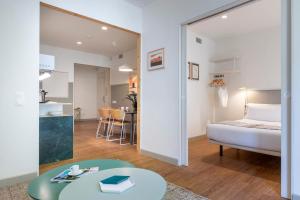 Postel nebo postele na pokoji v ubytování Aspasios City Oasis Apartments