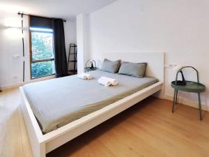 ein Schlafzimmer mit einem großen Bett mit zwei Handtüchern darauf in der Unterkunft Moderno Apartamento en Terrassa Centro in Terrassa