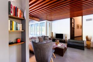 a living room with a couch and a table at Mondello luxury villa con piscina in Mondello
