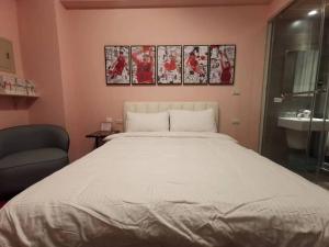 a bedroom with a large bed and a sink at Tin Gan Beauty Hotspring in Yuanshan