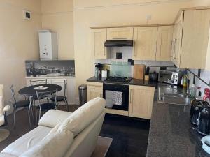 A kitchen or kitchenette at Great Apartman Liverpool