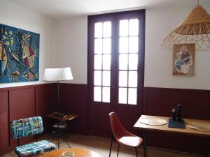 Zimmer mit einem Tisch, Stühlen und einem Fenster in der Unterkunft La suite Armel proposé par escaleasaintbriac in Saint-Briac-sur-Mer