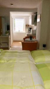 um quarto com 2 camas e uma sala de estar em Seemoewe-Wohnung em Rostock