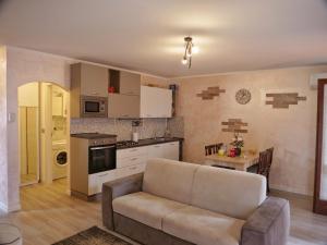 un soggiorno con divano e cucina di BigTerrace - ampio monolocale con cameretta e spaziosissimo terrazzo a Grado