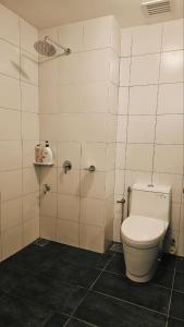 een badkamer met een toilet en een douche bij KLCC View with balcony Chambers Suites KL in Kuala Lumpur