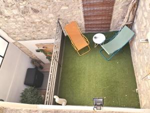 an overhead view of a patio with chairs and a table at Agréable Maison de Village entre Terre et Mer in Sigean