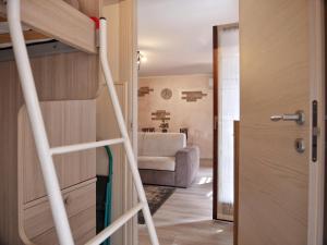 una camera con una scala che conduce a una camera da letto di BigTerrace - ampio monolocale con cameretta e spaziosissimo terrazzo a Grado Altre 27 foto