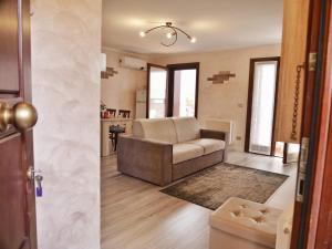 soggiorno e soggiorno con divano di BigTerrace - ampio monolocale con cameretta e spaziosissimo terrazzo a Grado