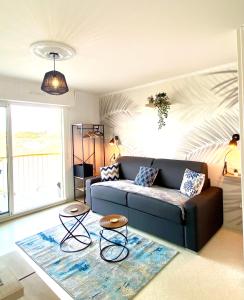 - un salon avec un canapé et un tapis dans l'établissement Studio DUNES de NALA avec balcon vue Dunes et latérale Mer pour 4 pers 100m plage wifi ménage compris, à Fort-Mahon-Plage