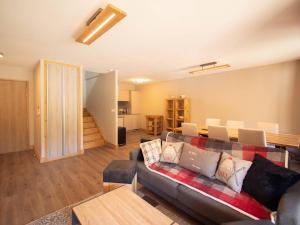 ein Wohnzimmer mit Sofa und Tisch in der Unterkunft Duplex 4 pièces avec balcon et parking, 6 pers. - Les Avanchers-Valmorel - FR-1-291-872 in Valmorel