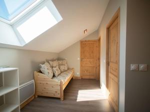 Zimmer mit Sofa und Oberlicht in der Unterkunft Duplex 4 pièces avec balcon et parking, 6 pers. - Les Avanchers-Valmorel - FR-1-291-872 in Valmorel