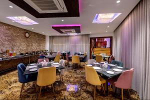 un restaurant avec des tables et des chaises ainsi qu'un bar dans l'établissement Sundex Hotel, à Thanjavur