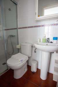 een badkamer met een toilet, een wastafel en een douche bij RentalSevilla Enjoy Seville in Sevilla