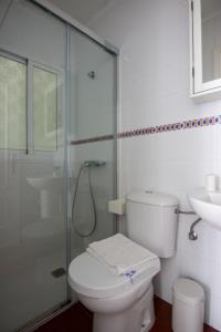 een badkamer met een toilet en een glazen douche bij RentalSevilla Enjoy Seville in Sevilla
