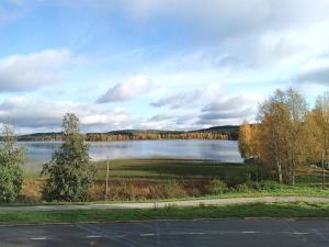 a view of a lake from a road at Retrohenkinen kaksio Nurmeksen keskustassa. in Nurmes