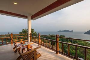 un balcón de una casa con vistas al océano en Phi Phi Mountain Beach Resort SHA Certified, en Islas Phi Phi