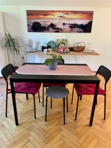 布拉提斯拉瓦的住宿－Šulekova 52A，厨房里配有带红色椅子的餐桌