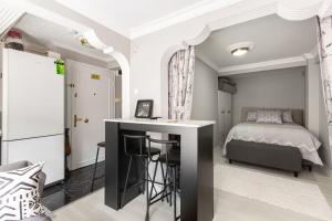 イスタンブールにあるPractical and Cozy Flat Near Taksim İstikalのベッドと机とテーブルのある寝室