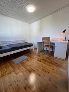 a room with a bed and a desk and a chair at Mehrere Zimmer in erster Lage in Siegen