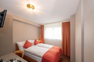سرير أو أسرّة في غرفة في Hotel Alex Business & SPA