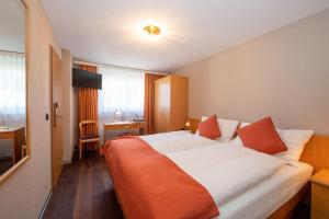 سرير أو أسرّة في غرفة في Hotel Alex Business & SPA