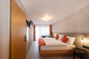 سرير أو أسرّة في غرفة في Hotel Alex Business & SPA