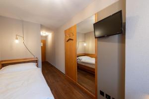 سرير أو أسرّة في غرفة في Hotel Alex Business & SPA