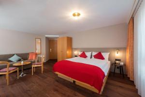 سرير أو أسرّة في غرفة في Hotel Alex Business & SPA
