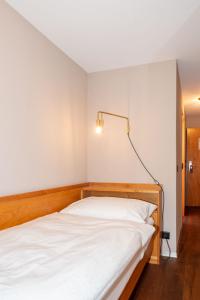 سرير أو أسرّة في غرفة في Hotel Alex Business & SPA