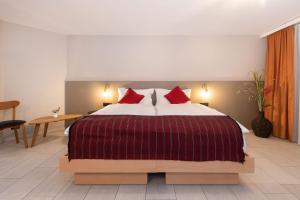 سرير أو أسرّة في غرفة في Hotel Alex Business & SPA