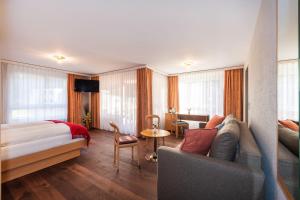 سرير أو أسرّة في غرفة في Hotel Alex Business & SPA