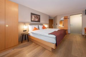 سرير أو أسرّة في غرفة في Hotel Alex Business & SPA